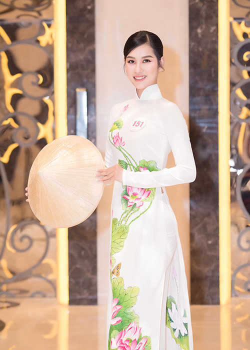 Người đẹp quê gốc Quảng Ngãi được khen ngợi sở hữu gương mặt thanh tú, nụ cười tươi.