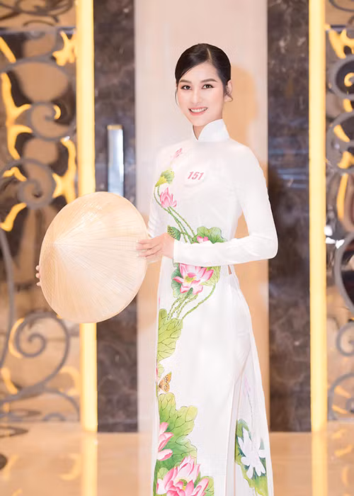 Người đẹp quê gốc Quảng Ngãi được khen ngợi sở hữu gương mặt thanh tú, nụ cười tươi.