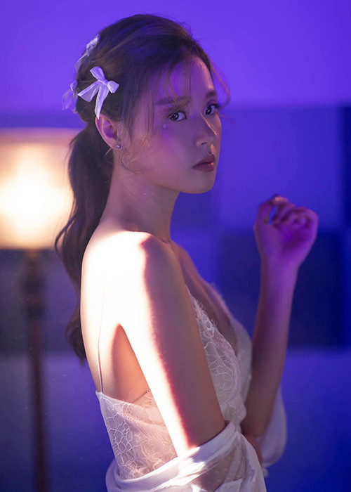 Hot girl sinh năm 1989 đóng phim, ca hát nhưng tập trung cho công việc kinh doanh.