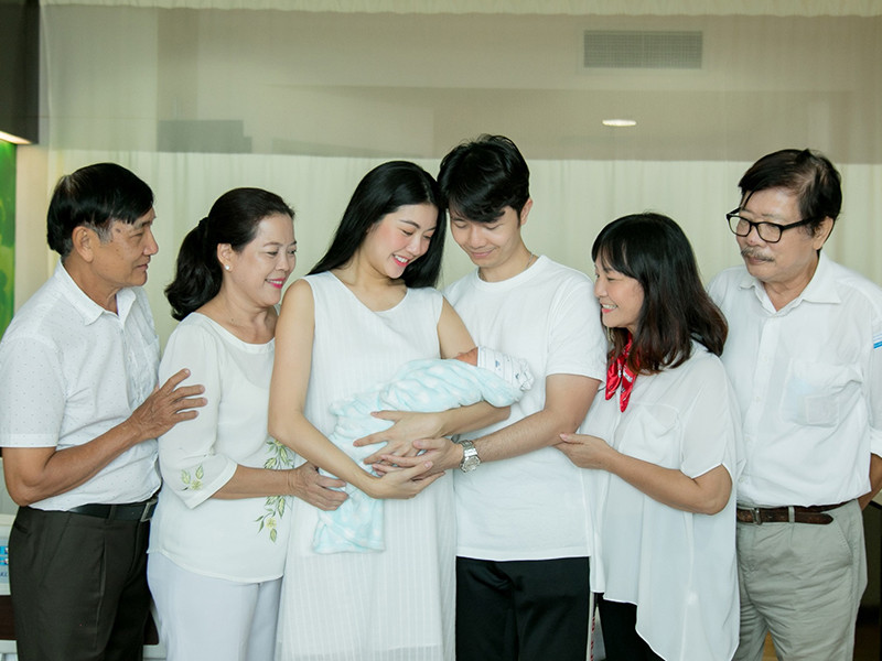 Vợ chồng Thúy Vân hạnh phúc bên con trai mới sinh cùng bố mẹ hai bên.