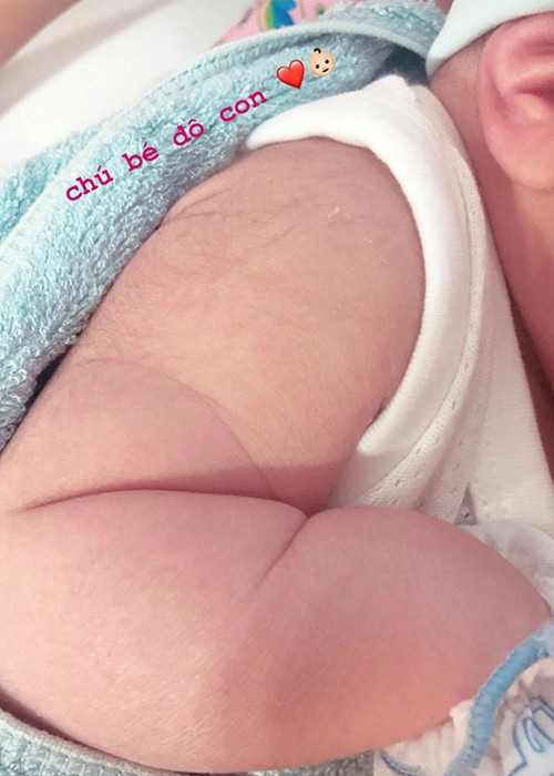 Nàng á hậu còn khoe hình ảnh cánh tay bụ bẫm của con trai. Kèm theo đó, cô viết: "Chú bé đô con".