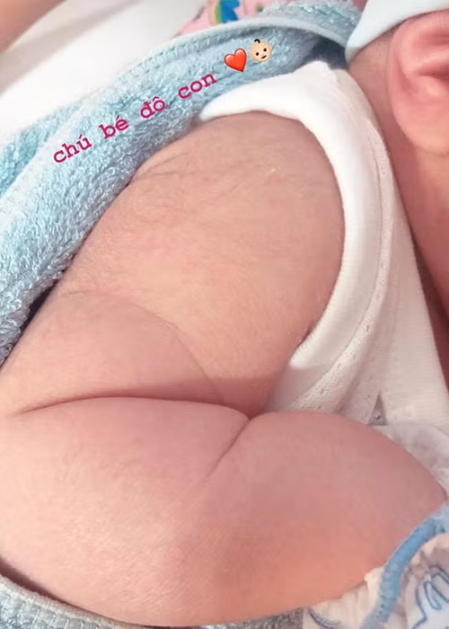 Nàng á hậu còn khoe hình ảnh cánh tay bụ bẫm của con trai. Kèm theo đó, cô viết: "Chú bé đô con".