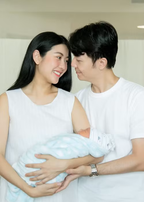 Anh hứa sẽ yêu thương, bảo vệ, mang đến cho 2 mẹ con một gia đình hạnh phúc.