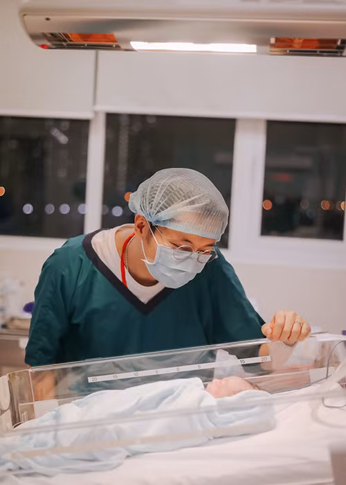 Khi nghe tiếng khóc chào đời của con, anh rơi nước mắt vì xúc động và hạnh phúc.