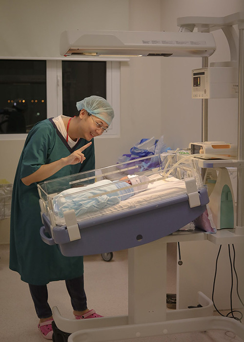 "Âm thanh trong vắt của sự sống thật kỳ diệu, dù là lần đầu tiên được nghe nhưng với ba sao rất đỗi quen thuộc. Ba đã có những giọt nước mắt vì xúc động và hạnh phúc. Dù ba đeo kính nhưng mẹ vẫn phát hiện ra ba đang khóc", doanh nhân Nhật Vũ chia sẻ.