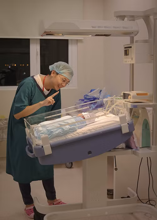 "Âm thanh trong vắt của sự sống thật kỳ diệu, dù là lần đầu tiên được nghe nhưng với ba sao rất đỗi quen thuộc. Ba đã có những giọt nước mắt vì xúc động và hạnh phúc. Dù ba đeo kính nhưng mẹ vẫn phát hiện ra ba đang khóc", doanh nhân Nhật Vũ chia sẻ.