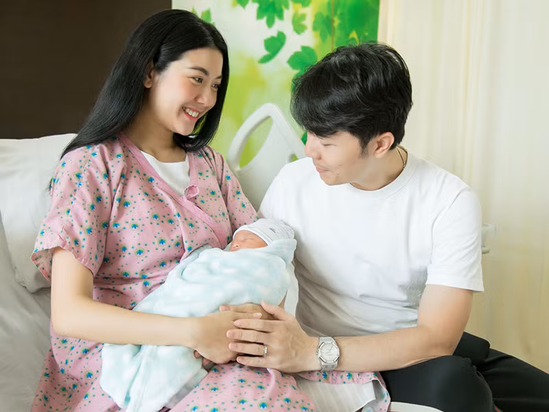 Á hậu Thúy Vân sinh con trai đầu lòng vào ngày 2/11. Em bé nặng 3,5 kg.