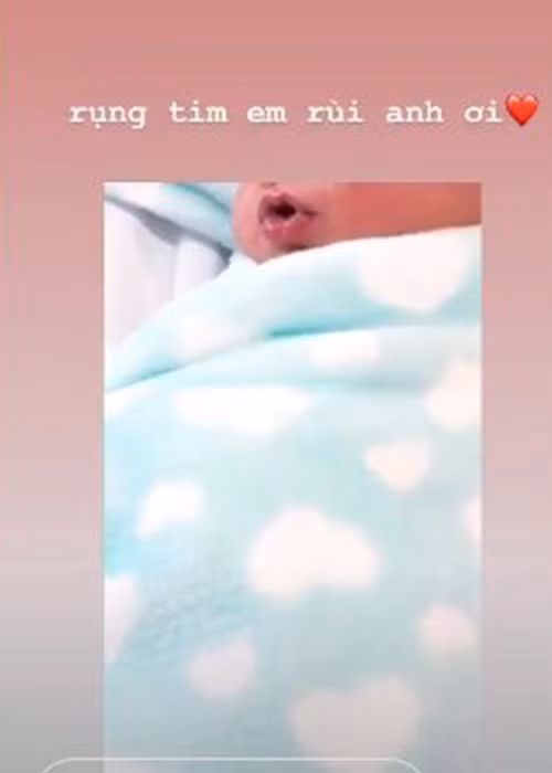 Trong khi đó, Thúy Vân chia sẻ khoảnh khắc đáng yêu của con trai khiến cô "rụng tim".