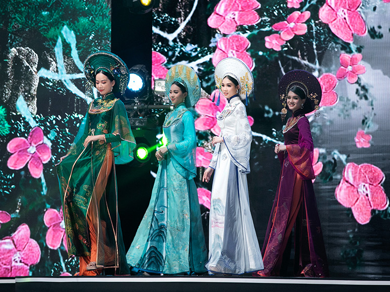 Nàng hoa hậu trình diễn áo dài cùng 7 thí sinh Hoa hậu Việt Nam 2020 trong đêm chung kết.