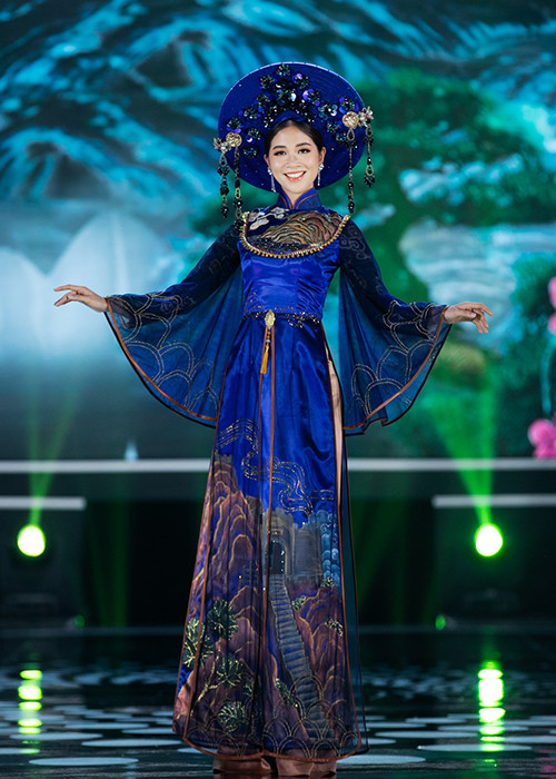 8 chiếc áo dài của Đỗ Mỹ Linh và các thí sinh là 8 màu sắc riêng biệt, tượng trưng cho các địa danh trên cửu đỉnh và cho các cõi.