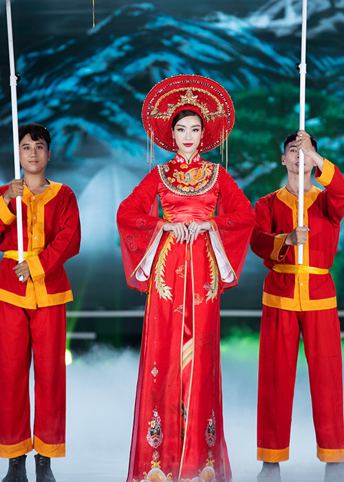 Mỹ Linh nổi bật nhờ nhan sắc xinh đẹp cùng trang phục áo dài và mấn đội gam đỏ tươi.
