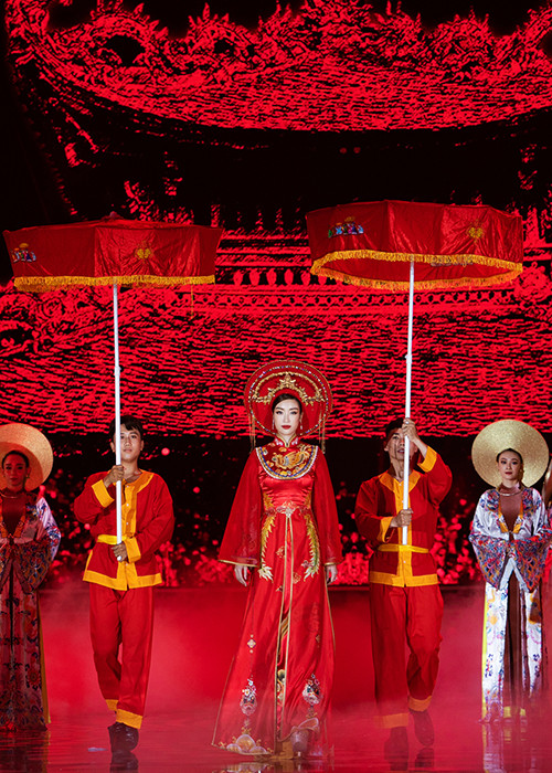 Trên nền nhạc cung văn, nàng hoa hậu uyển chuyển sải bước đến khu vực chính sân khấu biểu diễn, cuối cùng quay trở vào cũng ngồi trên kiệu.