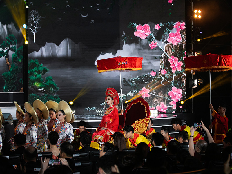 “Thánh Mẫu là một hình tượng rất thiêng, để chuyển tải hình ảnh ấy vào nghệ thuật cần đặt vào đó một cái tâm thành kính”, Hoàng Nhật Nam chia sẻ.