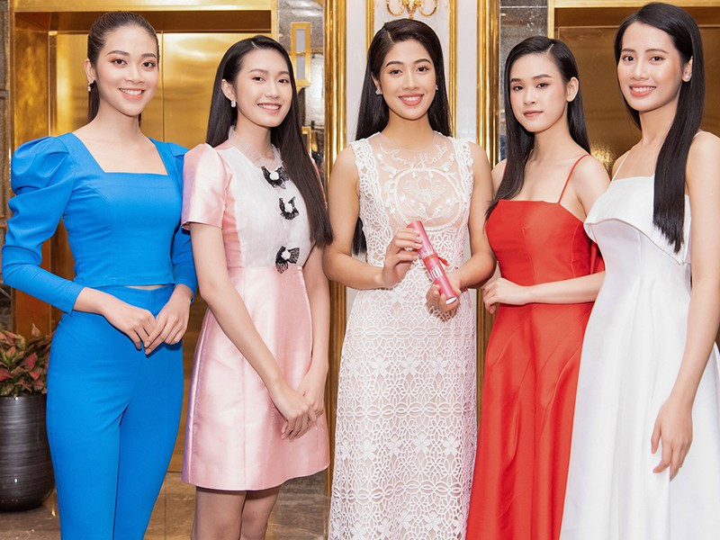 Ngoài ra, Hải My tìm hiểu, những năm gần đây, các cuộc thi nhan sắc trên thế giới ngày càng đánh giá cao vẻ đẹp trí thức bên cạnh nhan sắc và chiều cao không phải là yếu tố quyết định.