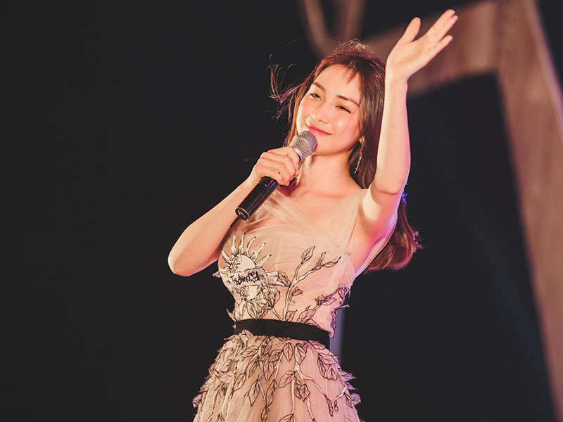 Nhiều khán giả cho rằng Hòa Minzy là ca sĩ thực lực, tên tuổi đang lên nên ít khi cả tháng không có show nếu như cô không bận việc cá nhân.