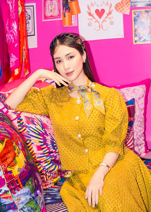 Việc phát hành clip trên Youtube vốn đem lại thu nhập cho các nghệ sĩ. Trên kênh Youtube hiện có 1,3 triệu lượt người đăng ký của Hòa Minzy, nữ ca sĩ đăng tải các MV ca nhạc, clip đời thường hút hàng triệu, chục triệu lượt xem.