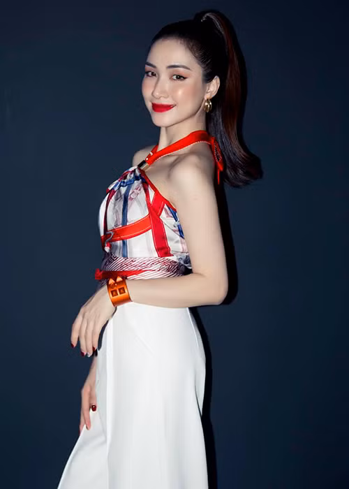 Hòa Minzy được cho là còn có thể kiếm bộn tiền nhờ kênh Youtube. Hồi tháng 5/2020, nhờ hiệu ứng của MV “Không thể cùng nhau suốt kiếp”, kênh Youtube của Hòa Minzy vượt mốc 1 triệu lượt người đăng ký, được nhận nút vàng.