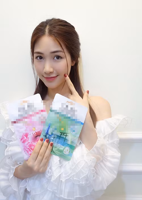 Hòa Minzy cũng có thể kiếm tiền từ trang fanpage. Hiện tại, fanpage của nữ ca sĩ cán mốc 1,2 triệu tài khoản theo dõi. Thi thoảng, Hòa Minzy đăng tải dự án quảng cáo cho nhãn hàng.