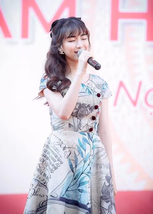 Hồi đầu năm 2020, Hòa Minzy cho biết, nghề ca hát của cô kiếm tiền không cố định, có thể vài ba ngày là có 500 triệu hoặc ký hợp đồng xong một dự án là có 500 triệu nhưng cũng có tháng không có show thì không có tiền.