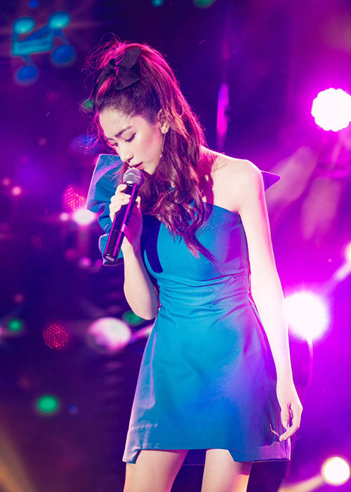 Nguồn thu nhập của Hòa Minzy chủ yếu đến việc đi hát. Nữ ca sĩ chia sẻ, cát sê trong những năm đầu đi hát của cô là 250 nghìn cho 6 bài hát và tăng dần theo năm tháng.