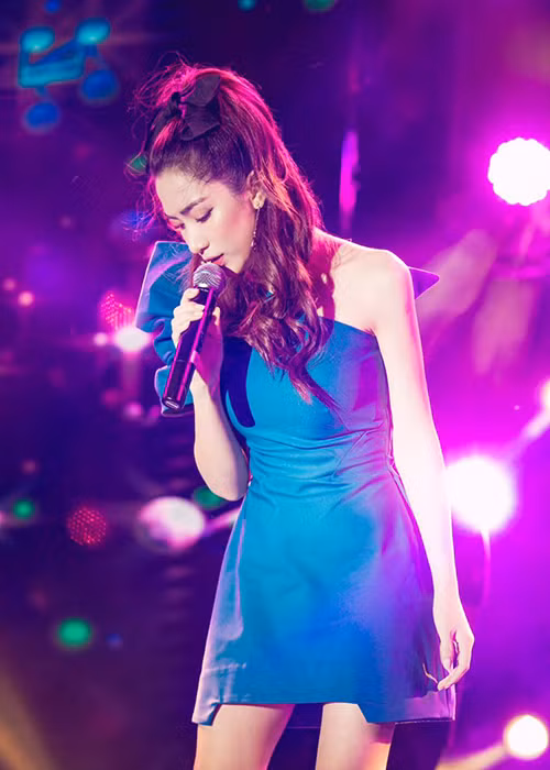 Nguồn thu nhập của Hòa Minzy chủ yếu đến việc đi hát. Nữ ca sĩ chia sẻ, cát sê trong những năm đầu đi hát của cô là 250 nghìn cho 6 bài hát và tăng dần theo năm tháng.