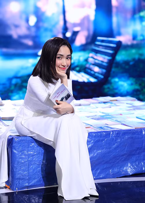 Hòa Minzy từng có thời gian tham gia nhiều gameshow. Việc quay hình giúp cô tăng thêm thu nhập đáng kể.