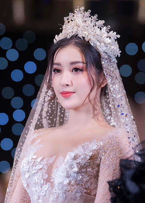 Trang QQ ca ngợi Huyền My sở hữu gương mặt lai giữa Angela Baby và Côn Lăng - bà xã Châu Kiệt Luân, ở một vài góc lại giống với Cổ Lực Na Trát.