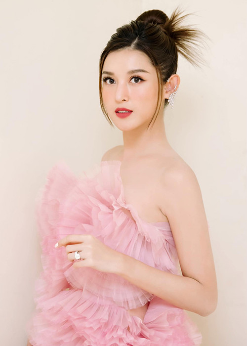 Gần đây, Huyền My còn có mặt trong danh sách đề cử 100 gương mặt đẹp nhất thế giới 2020.