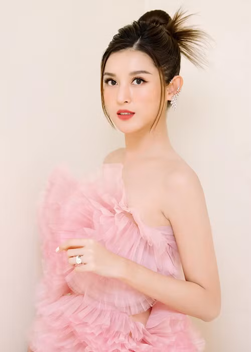 Gần đây, Huyền My còn có mặt trong danh sách đề cử 100 gương mặt đẹp nhất thế giới 2020.