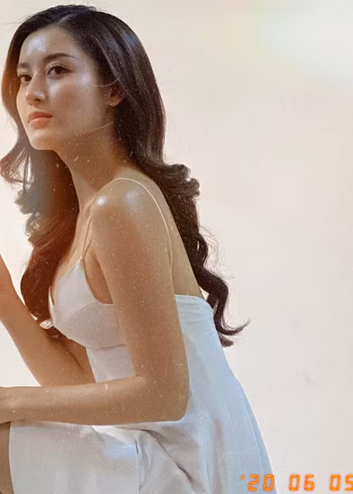 Nàng á hậu khoe vẻ gợi cảm ở tuổi 25.