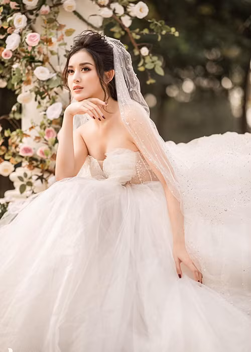 Năm 2017, Huyền My lại được trang Sohu (Trung Quốc) ca ngợi là "Quốc bảo mỹ nữ của Việt Nam".