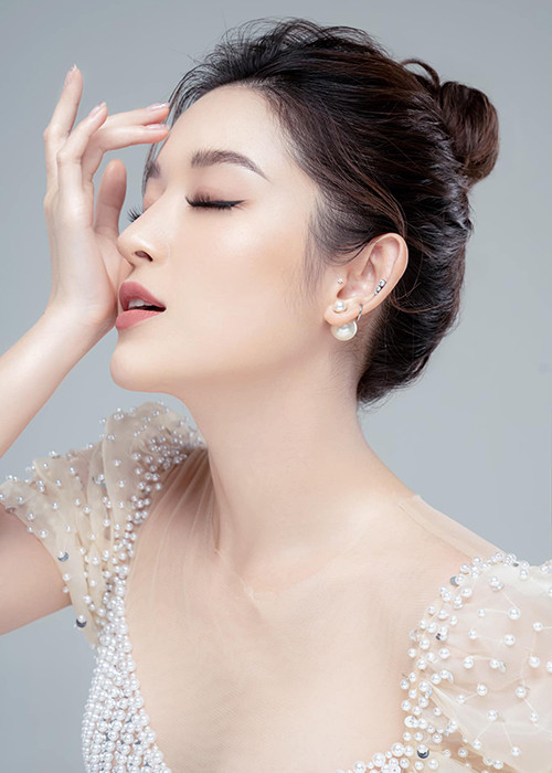 Tờ Kknews dẫn lại bài viết của Sohu về Huyền My và nhận xét thêm nhan sắc của Huyền My là "dung mạo khuynh thành", “vẻ đẹp tao nhã, thanh lịch".