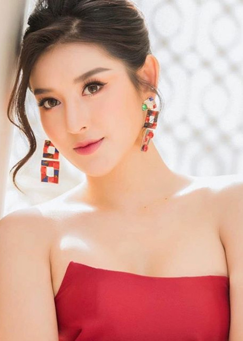 Sohu giới thiệu Huyền My là "mỹ nữ vốn ở trên tiên giới, cớ sao lại đi lạc chốn nhân gian".