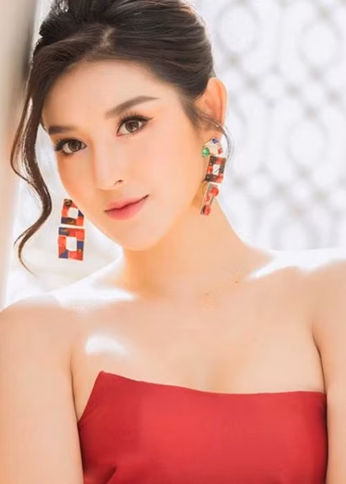 Sohu giới thiệu Huyền My là "mỹ nữ vốn ở trên tiên giới, cớ sao lại đi lạc chốn nhân gian".