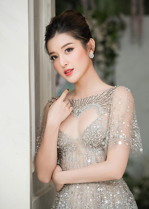 Cũng theo QQ, Huyền My có body gợi cảm như Liễu Nham, đôi chân dài miên man như Quan Hiểu Đồng.