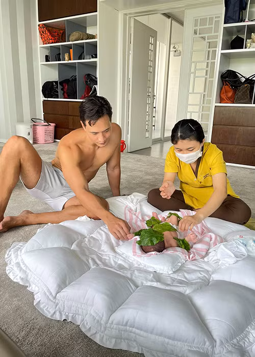 Hồ Ngọc Hà cho biết, Kim Lý là người "nghiện con". "Chúc mừng anh năm đầu tiên làm ba. Mong anh luôn thật nhiều sức khỏe vì nếu cách anh chăm con như vậy là đuối sớm đó nha", nữ chia sẻ.