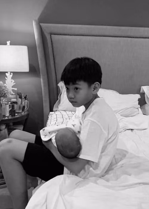 Mới đây, nữ ca sĩ khoe khoảnh khắc con trai đầu lòng bồng bế bé Lisa.