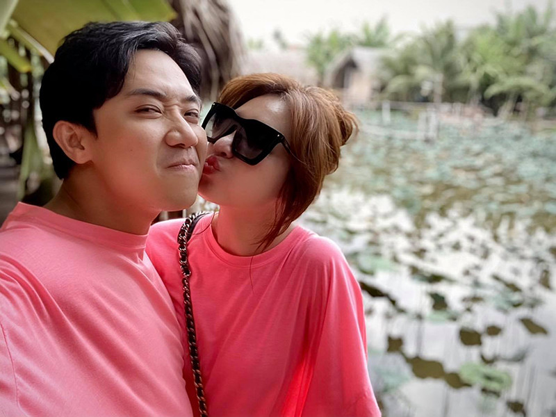 Luôn nhường nhịn Hari Won, Trấn Thành bị Khả Như trêu chọc là sợ vợ. Tuy nhiên, nam MC khẳng định anh không sợ vợ mà sợ mất vợ.