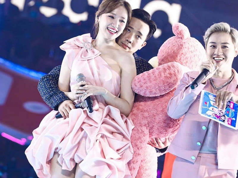 Gần đây, Trấn Thành bất ngờ chia sẻ, Hari Won từng bị hạ canxi, phải nhập viện cấp cứu vì không thể giải tỏa được áp lực sau khi kết hôn.