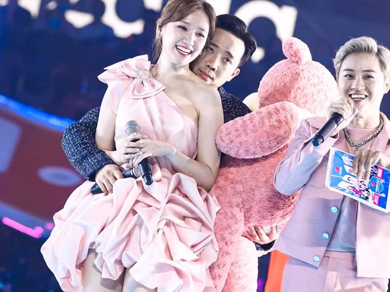 Gần đây, Trấn Thành bất ngờ chia sẻ, Hari Won từng bị hạ canxi, phải nhập viện cấp cứu vì không thể giải tỏa được áp lực sau khi kết hôn.