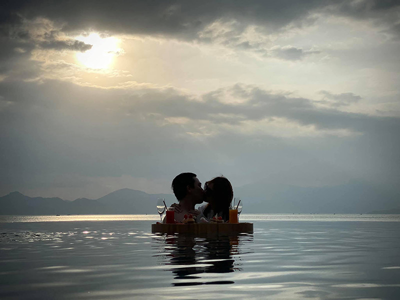 Trấn Thành và bà xã trao nhau nụ hôn ngọt ngào trong bể bơi.