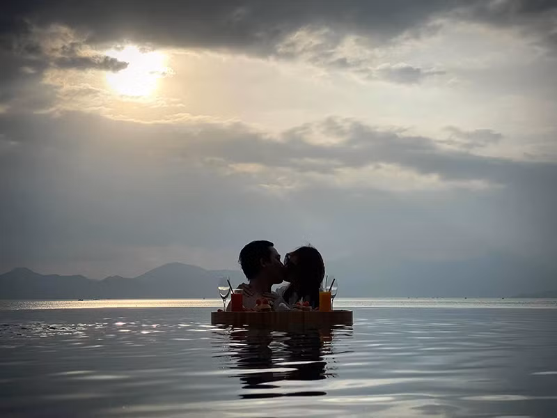 Trấn Thành và bà xã trao nhau nụ hôn ngọt ngào trong bể bơi.