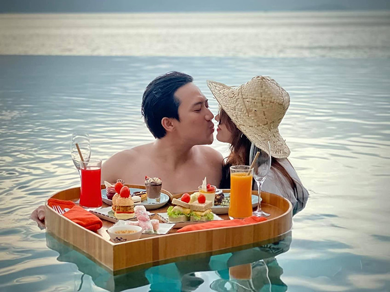 Đôi uyên ương có những khoảnh khắc ngọt ngào như thường thấy.