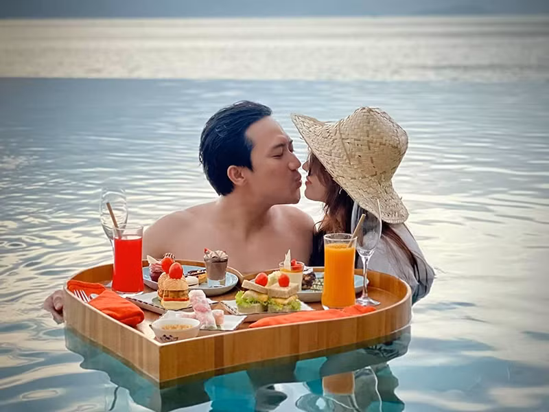 Đôi uyên ương có những khoảnh khắc ngọt ngào như thường thấy.