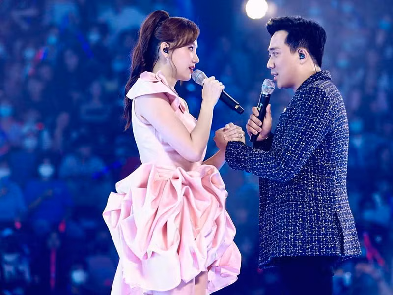 Nam MC tâm sự, trong nửa năm đầu kết hôn, cả hai từng có một lần gây lộn mà anh tức đến mức định "trả" Hari Won về cho mẹ đẻ.