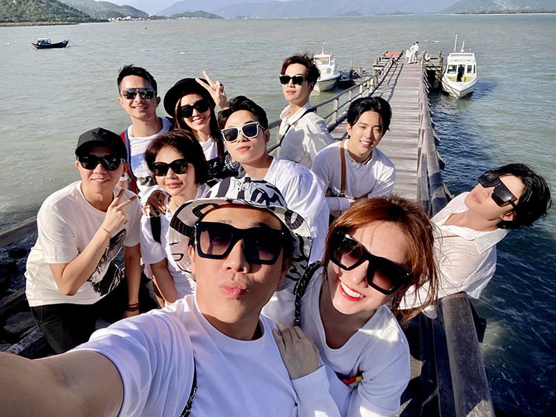 Hội bạn thân của Trấn Thành có Hoa hậu Thu Hoài, Anh Đức, Trúc Nhân, Ali Hoàng Dương, Lê Giang.