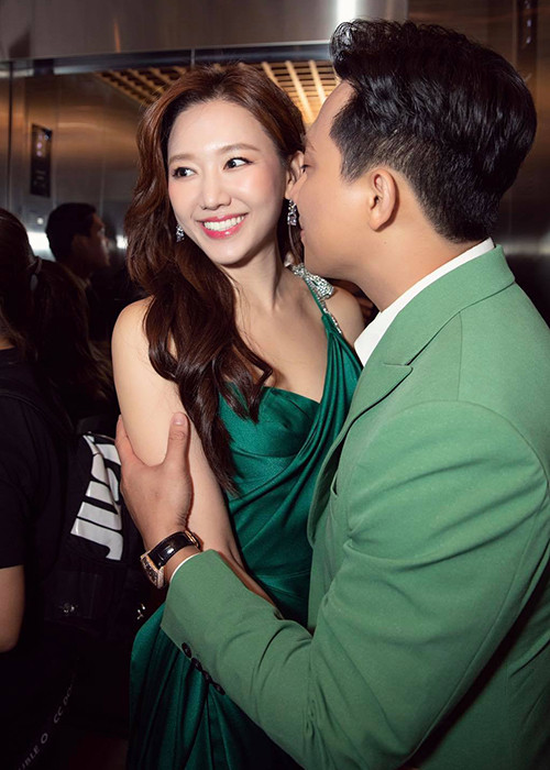 "Tôi nói rằng tôi không thể ở với người phụ nữ này nữa. Tôi bước ra khỏi cửa thì Hari Won cũng dằn lòng, giữ tôi lại. Sau cú đó, tự nhiên hai đứa hiểu nhau. Từ chuyện đó đến nay đã ba năm mấy rồi chưa bao giờ gây lộn. Tôi sợ lắm", Trấn Thành chia sẻ.