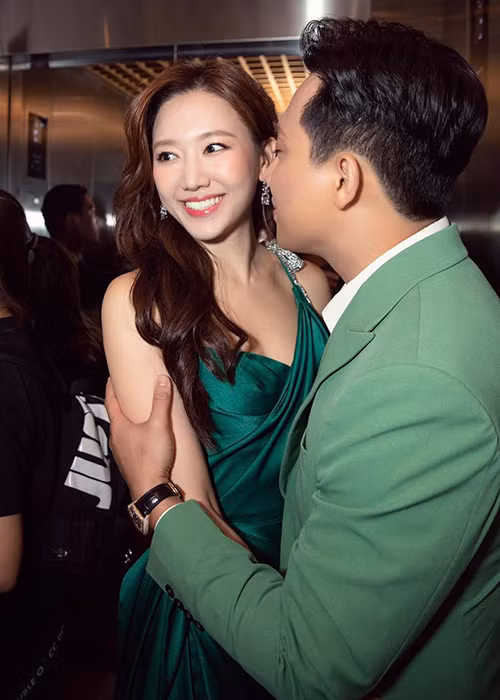 "Tôi nói rằng tôi không thể ở với người phụ nữ này nữa. Tôi bước ra khỏi cửa thì Hari Won cũng dằn lòng, giữ tôi lại. Sau cú đó, tự nhiên hai đứa hiểu nhau. Từ chuyện đó đến nay đã ba năm mấy rồi chưa bao giờ gây lộn. Tôi sợ lắm", Trấn Thành chia sẻ.