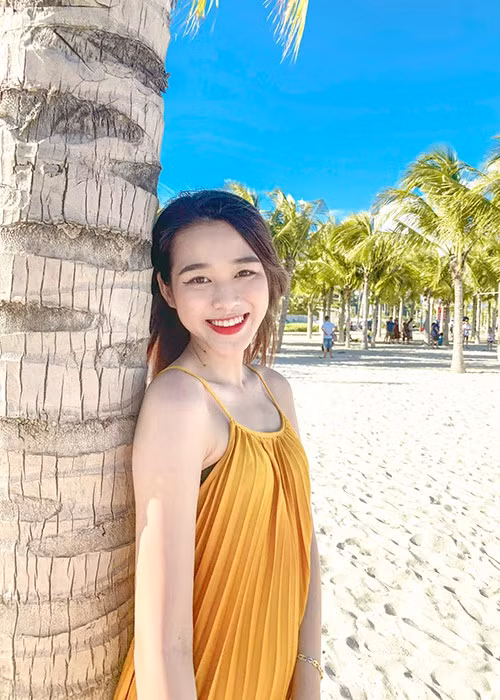 Theo Tiền Phong, 10X giấu gia đình đăng kí dự thi Hoa hậu Việt Nam 2020 nên chỉ tới khi được gọi tên vào bán kết toàn quốc, cô mới gọi điện báo cho người thân.