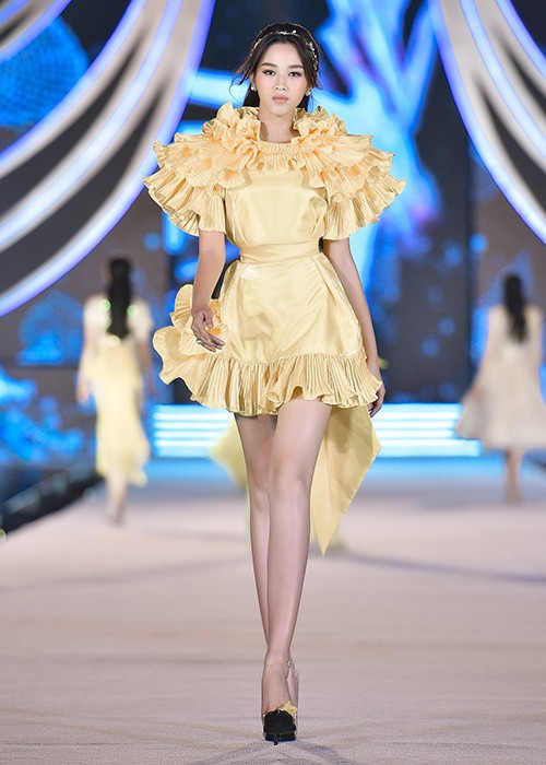 Tân hoa hậu có học vấn khá tốt. Cô là sinh viên năm thứ hai ngành Luật Kinh doanh, Đại học Kinh tế Quốc dân.